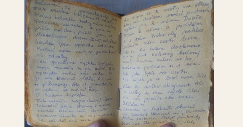 Otevřená stránka osobního deníku s ručně psaným textem o transformaci, zvládání strachu a hledání kořenů.